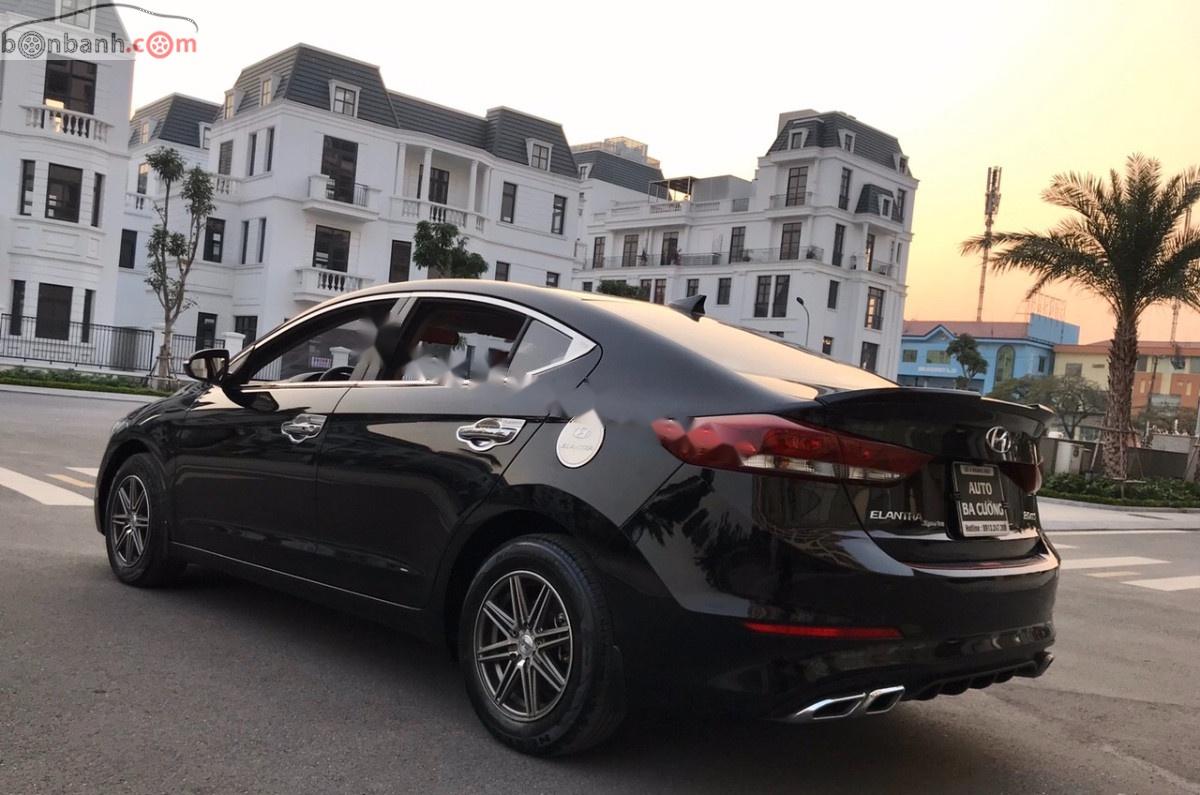 Hyundai Elantra 2018 - Bán Hyundai Elantra 1.6 MT đời 2018, màu đen số sàn, giá tốt