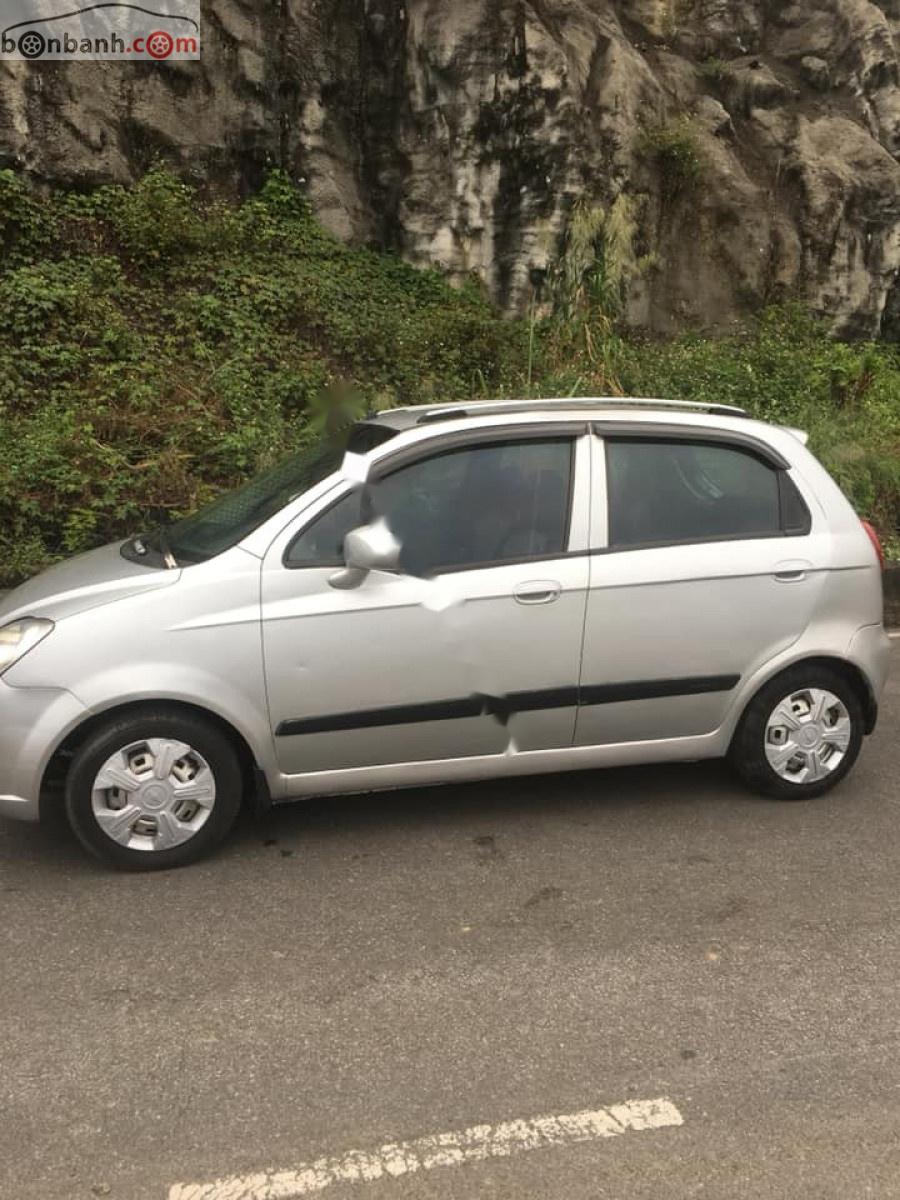Chevrolet Spark 2010 - Cần bán Chevrolet Spark 2010, màu bạc xe gia đình
