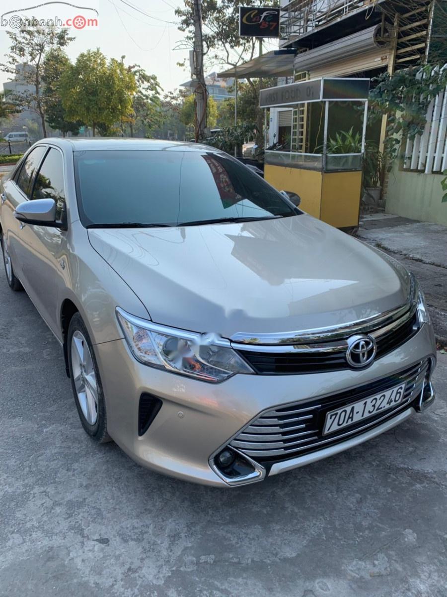 Toyota Camry 2.5Q 2017 - Cần bán Toyota Camry 2.5Q đời 2017, màu bạc, 988 triệu