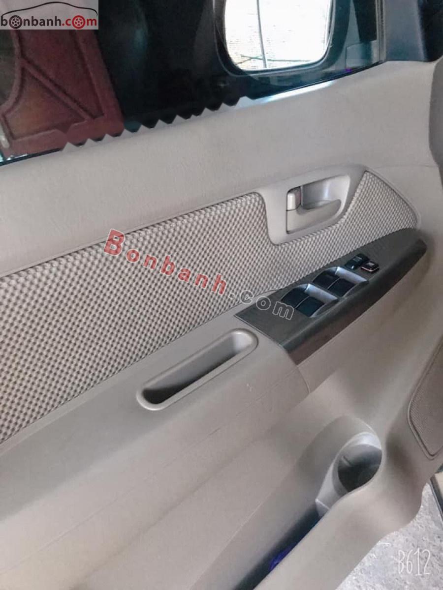 Toyota Hilux 2011 - Bán xe Toyota Hilux đời 2011, màu bạc, nhập khẩu chính hãng