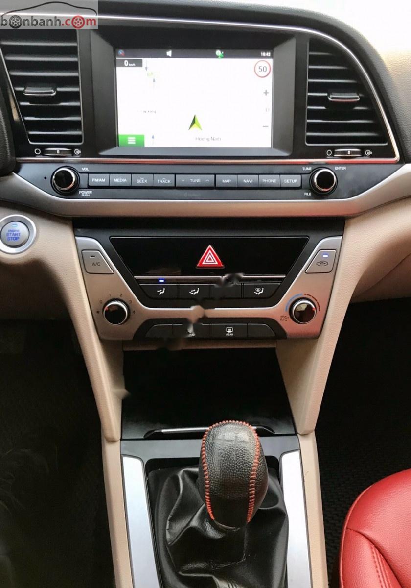 Hyundai Elantra 2018 - Bán Hyundai Elantra 1.6 MT đời 2018, màu đen số sàn, giá tốt