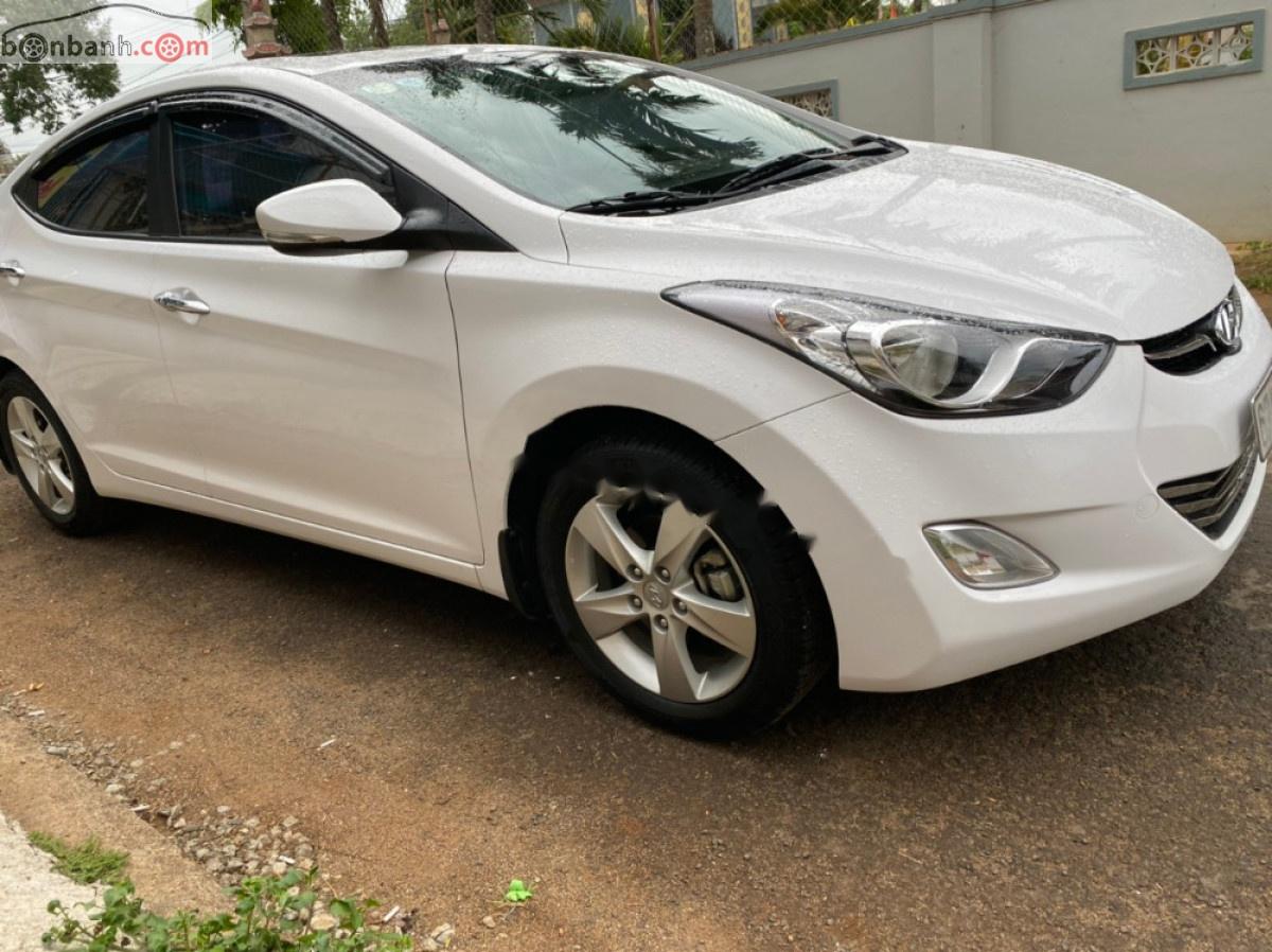 Hyundai Elantra 2013 - Cần bán Hyundai Elantra đời 2013, màu trắng xe còn mới nguyên