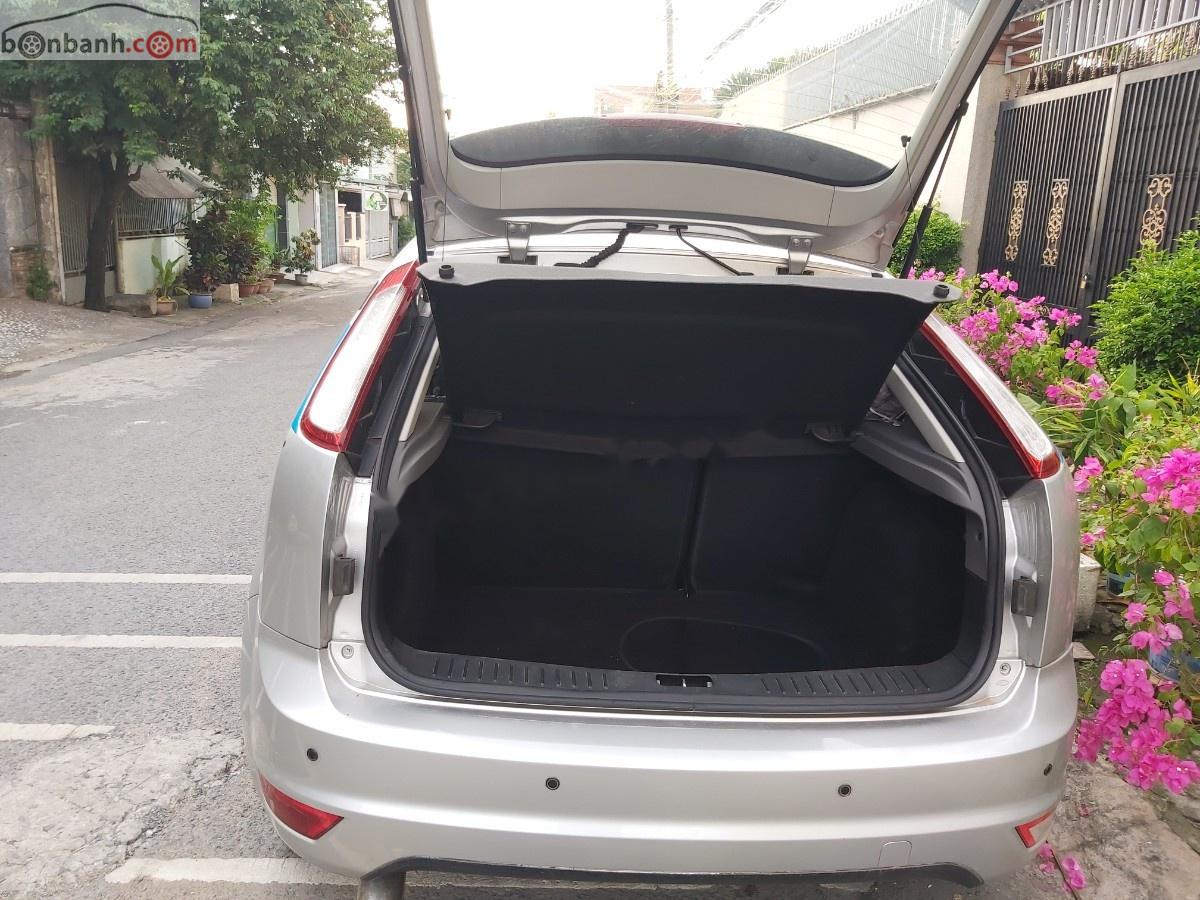 Ford Focus 2009 - Bán Ford Focus sản xuất 2009, màu bạc, giá chỉ 300 triệu xe còn mới lắm