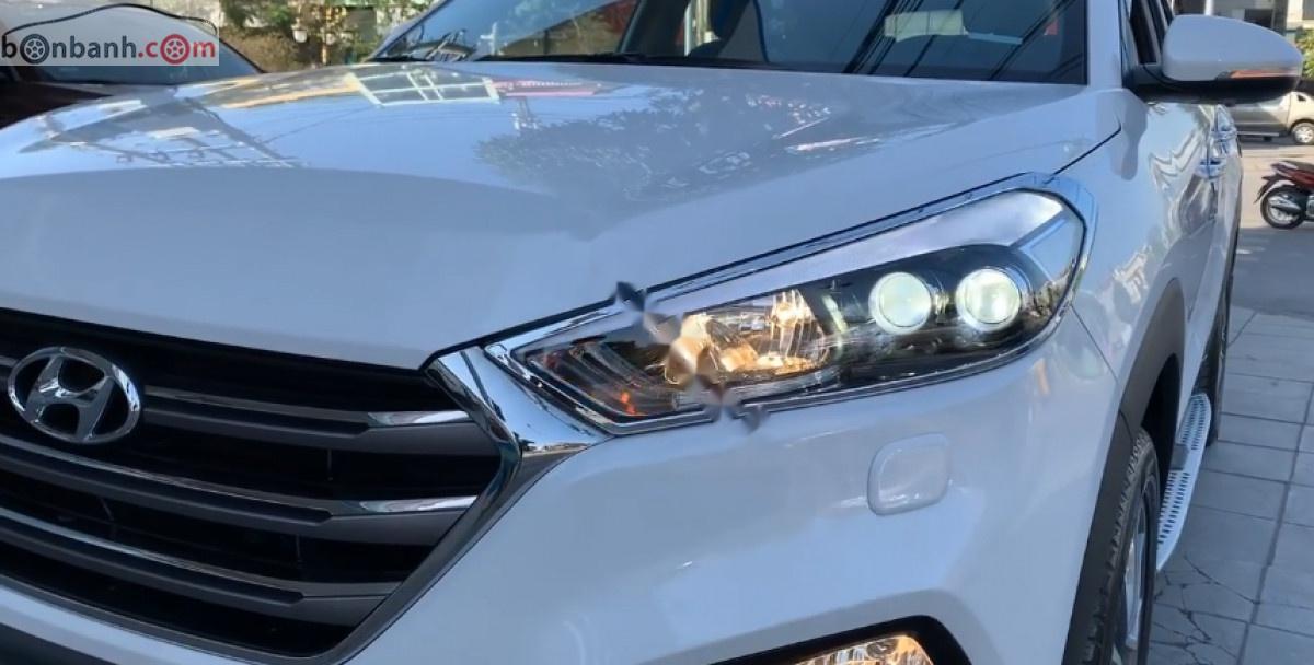 Hyundai Tucson 2018 - Cần bán lại xe Hyundai Tucson đời 2018, màu trắng xe còn mới lắm