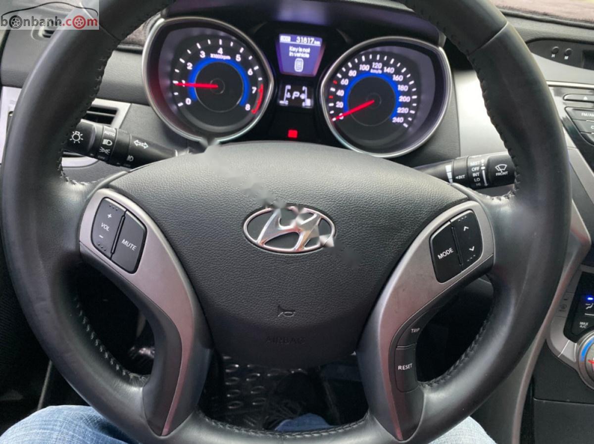 Hyundai Elantra 2013 - Cần bán Hyundai Elantra đời 2013, màu trắng xe còn mới nguyên