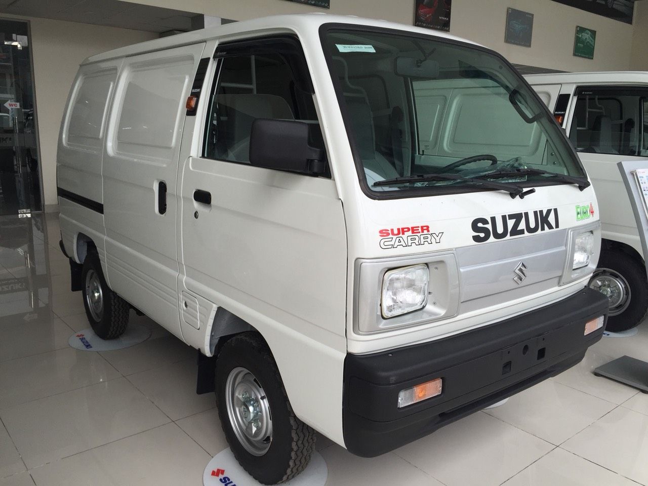 Ưu đãi giá cạnh tranh khi mua chiếc xe tải nhỏ Suzuki Blind Van, sản ...