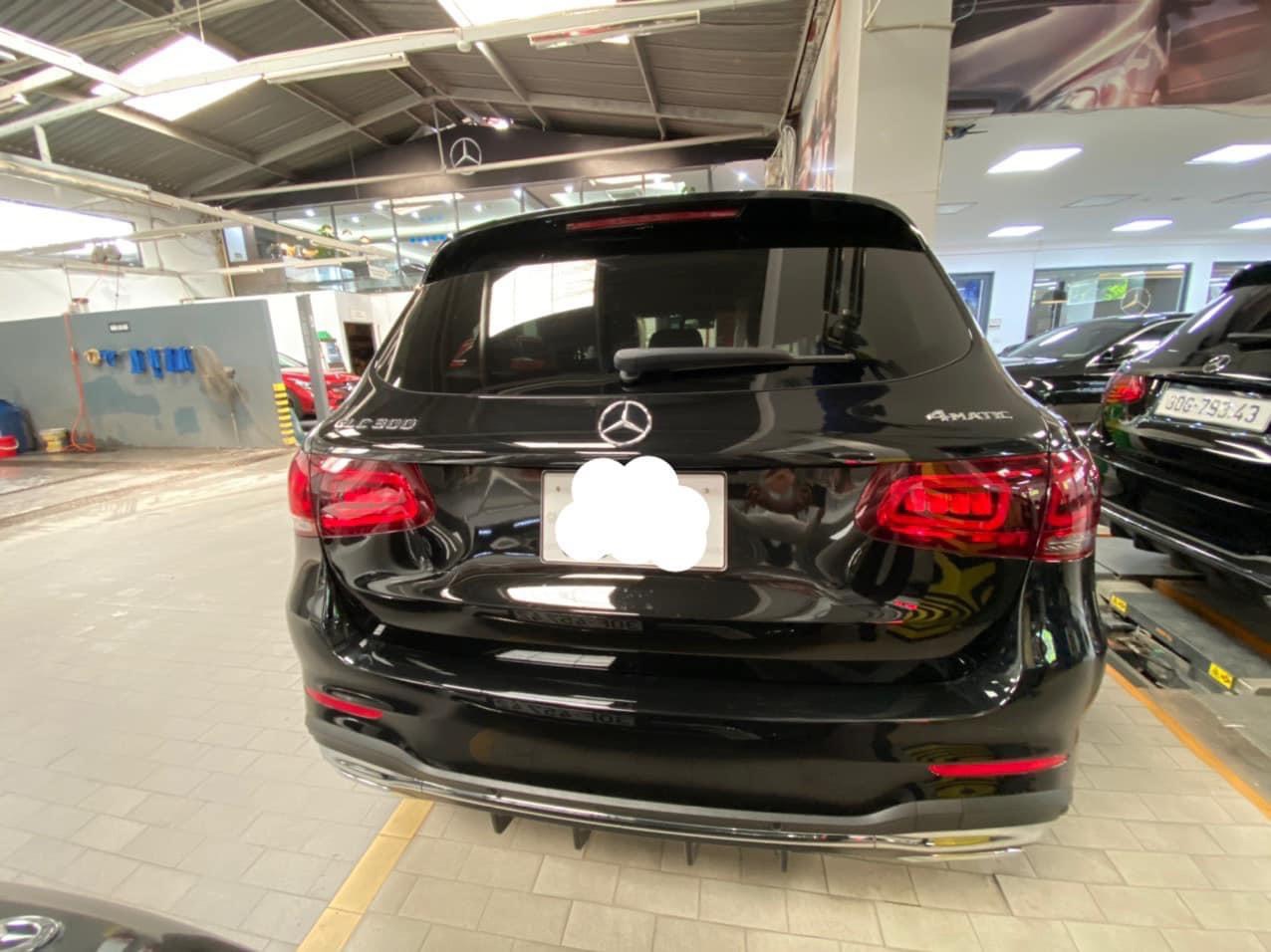 Mercedes-Benz GLC-Class GLC300 2021 - Bán ô tô Mercedes GLC300 sản xuất 2021, màu đen, nội thất đen, số tự động