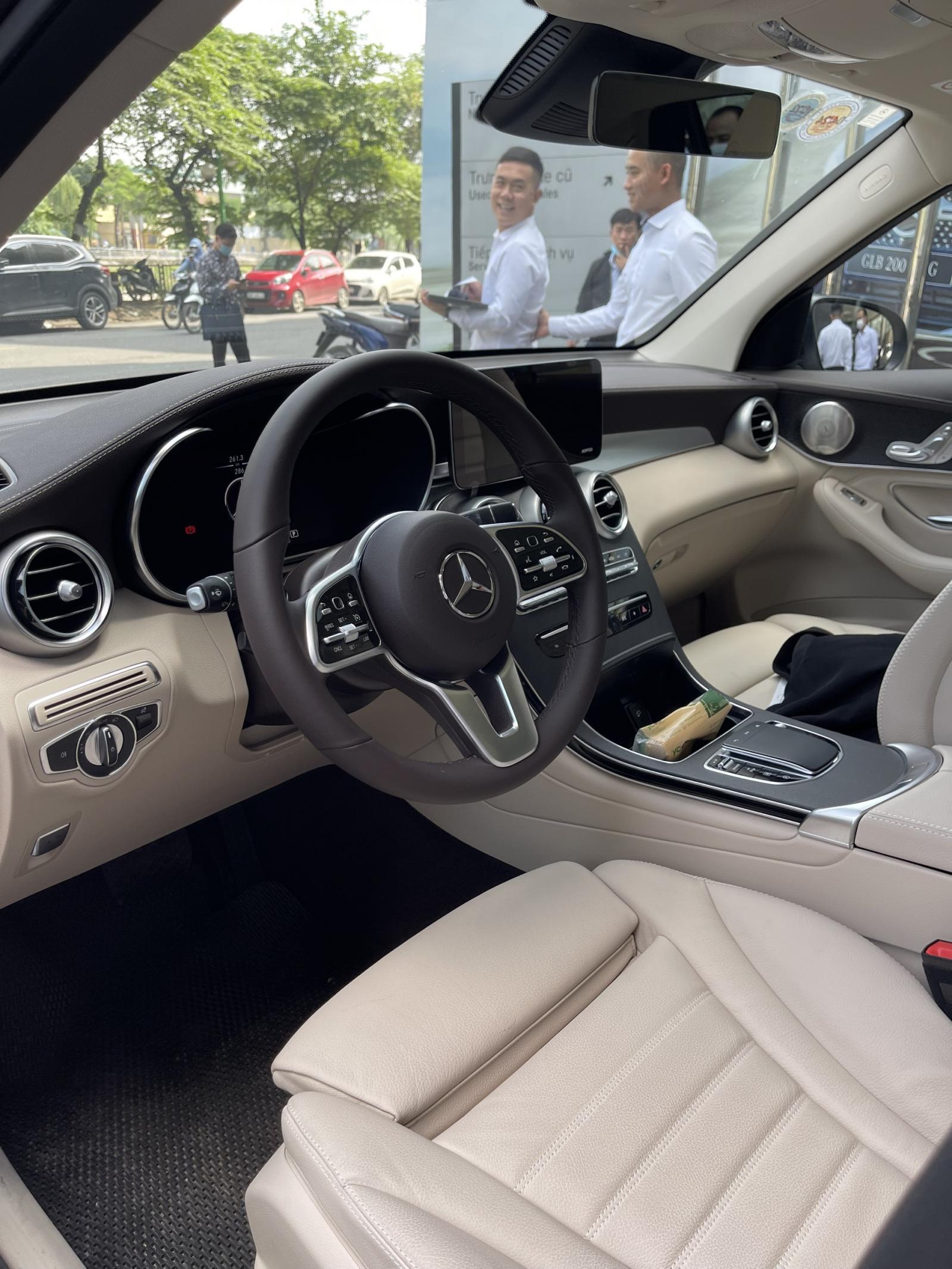 Mercedes-Benz GLC-Class GLC300 2021 - Bán xe ô tô Mercedes Benz GLC300 chính hãng sản xuất 2021, màu đen, nội thất kem, số tự động