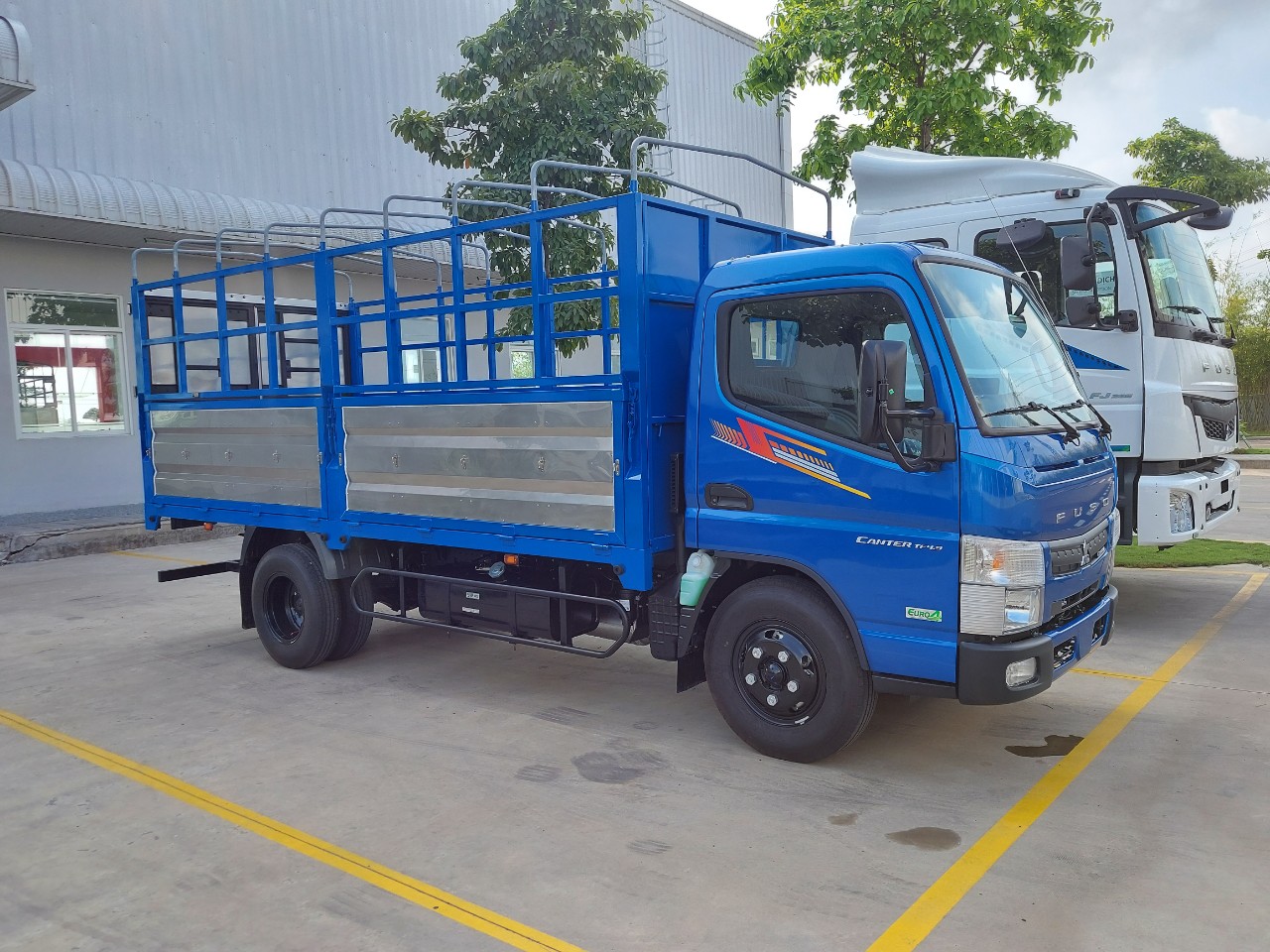 Xe tải 2 tấn Fuso Canter TF4.9, xe tải Nhật Bản đời 2022 Bình Dương