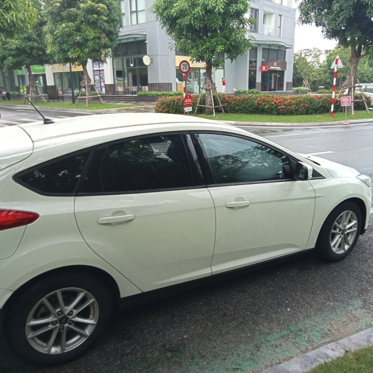 Hãng khác Khác 2018 - Chính chủ anh cao giáo viên cần bán xe fordcus Trent 2018.