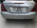 Mercedes-Benz E240 2004 - Xe Mercedes E240 đời 2004, màu bạc số tự động, giá chỉ 320 triệu