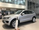 Volkswagen Touareg 2017 - Bán VW Touareg SUV giá tốt nhất toàn quốc, hỗ trợ vay 85% - 090.364.3659