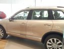 Volkswagen Touareg 2016 - Bán ô tô Volkswagen Touareg năm 2016, màu vàng, nhập khẩu