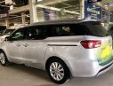 Kia Sedona AT 2014 - Bán xe Kia Sedona AT đời 2014, màu bạc số tự động, giá chỉ 955 triệu