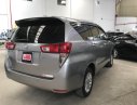 Toyota Innova 2017 - Bán xe Innova E sản xuất 2017 màu bạc, giảm ngay 30tr cho khách hàng xem xe thiện chí