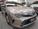 Toyota Camry E 2016 - Bán Toyota Camry 2.0E 2016, vàng cát, mới đi 24.000km, xe cực đẹp, biển số Sài Gòn 72x. 79