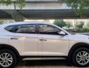 Hyundai Tucson  2.0 AT  2018 - Cần bán lại xe Hyundai Tucson 2.0 AT sản xuất năm 2018, màu trắng, mới chạy 4 tháng, odo mới chạy 8000km
