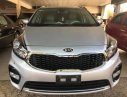 Kia Rondo 2018 - Bán Kia Rondo đời 2018, màu bạc số tự động, 645 triệu