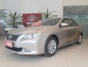 Toyota Camry 2.0E 2014 - Cần bán lại xe Toyota Camry 2.0E 2014, màu bạc số tự động