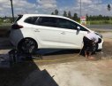 Kia Rondo   2.0 MT 2018 - Cần bán lại xe Kia Rondo 2.0 MT đời 2018, màu trắng, xe đẹp
