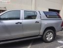 Toyota Hilux 2.4E 4x2 MT 2017 - Bán ô tô Toyota Hilux 2.4E 4x2 MT 2017, màu bạc, xe nhập còn mới