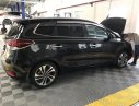 Kia Rondo GAT 2017 - Bán Kia Rondo GAT 2.0AT màu đen VIP máy xăng, số tự động, sản xuất 2017 mẫu mới đi 33000km