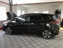 Kia Rondo GAT 2017 - Bán Kia Rondo GAT 2.0AT màu đen VIP máy xăng, số tự động, sản xuất 2017 mẫu mới đi 33000km