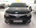 Toyota Camry 2016 - Cần bán gấp Toyota Camry 2.0E đời 2016, màu đen xe còn mới nguyên