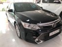 Toyota Camry 2016 - Cần bán gấp Toyota Camry 2.0E đời 2016, màu đen xe còn mới nguyên