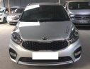 Kia Rondo GAT 2017 - Cần bán gấp Kia Rondo GAT đời 2017, màu bạc số tự động