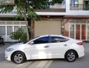 Hyundai Elantra 2017 - Bán ô tô Hyundai Elantra sản xuất năm 2017, màu trắng xe gia đình