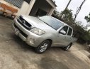 Toyota Hilux 2010 - Bán Toyota Hilux sản xuất 2010, màu bạc xe gia đình, 305 triệu