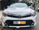 Toyota Camry 2019 - Cần bán gấp Toyota Camry 2.0E đời 2019, màu trắng như mới