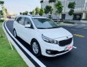 Kia Sedona 2015 - Cần bán Kia Sedona AT sản xuất năm 2015, màu trắng số tự động, giá tốt