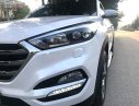 Hyundai Tucson 2017 - Cần bán lại xe Hyundai Tucson sản xuất 2017, màu trắng, 799tr