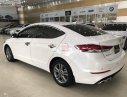 Hyundai Elantra 1.6 AT 2018 - Cần bán lại xe Hyundai Elantra 1.6 AT đời 2018, màu trắng số tự động, giá 619tr
