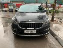 Kia Sedona 2.2 CRDi 2017 - Cần bán lại xe Kia Sedona 2.2 CRDi năm sản xuất 2017, màu đen số tự động, 950 triệu