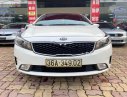 Kia Cerato 2018 - Cần bán Kia Cerato 1.6 MT sản xuất năm 2018, màu trắng số sàn, giá tốt