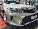 Toyota Camry 2017 - Bán Toyota Camry 2017, màu kem (be)