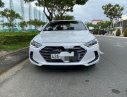 Hyundai Elantra  MT 2017 - Cần bán gấp Hyundai Elantra MT năm sản xuất 2017, màu trắng giá cạnh tranh