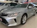 Toyota Camry 2016 - Cần bán xe Toyota Camry năm 2016, màu bạc như mới, giá 880tr