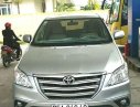 Toyota Innova 2014 - Cần bán Toyota Innova đời 2014, màu bạc xe gia đình