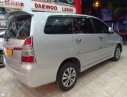 Toyota Innova 2.0E 2015 - Bán Toyota Innova 2.0E sản xuất năm 2015, màu bạc xe gia đình