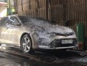 Toyota Camry 2017 - Bán ô tô Toyota Camry 2.5Q đời 2017, màu vàng giá cạnh tranh