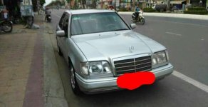 Mercedes-Benz E class E220 1990 - Cần bán gấp Mercedes E220 đời 1990, màu bạc, xe nhập xe gia đình giá 150 triệu tại Vĩnh Long