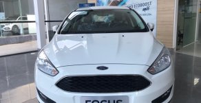 Ford Focus Trend 1.5L Ecoboo 2018 - Bán xe Ford Focus sản xuất 2018 màu trắng, giá tốt tại Bình Định giá 585 triệu tại Bình Định
