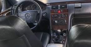 Mercedes-Benz E class E230 2000 - Cần bán xe Mercedes E230 đời 2000, màu đen, xe nhập như mới, giá tốt giá 143 triệu tại Hải Phòng