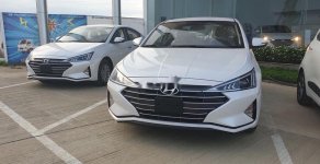 Hyundai Elantra 2019 - Bán xe Hyundai Elantra đời 2019, màu trắng. Giao ngay, KM khủng giá 580 triệu tại Quảng Nam