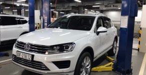 Volkswagen Touareg SUV 2017 - Cần bán Volkswagen Touareg 2017, trắng ngọc trinh, còn mới tinh không lầm lỗi, Odo 6200Km, full options giá 2 tỷ 100 tr tại Tp.HCM