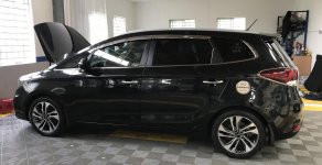 Kia Rondo GAT 2017 - Bán Kia Rondo GAT 2.0AT màu đen VIP máy xăng, số tự động, sản xuất 2017 mẫu mới đi 33000km giá 588 triệu tại Tp.HCM